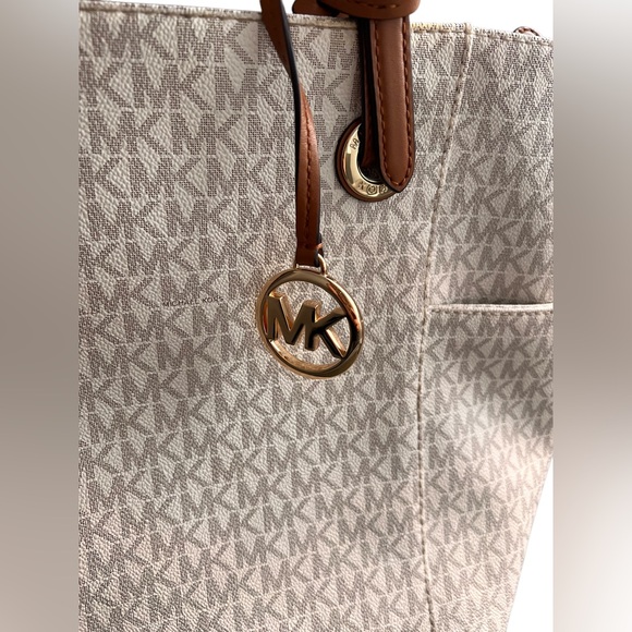 Michael Kors. Signature Logo Tote Bag. Color White-Cream. - Picture 14 of 16